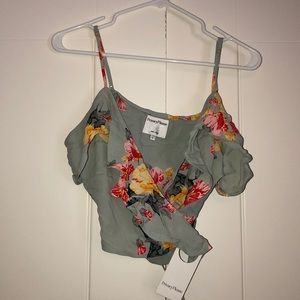 Adorable crop top with a tie - never been warm